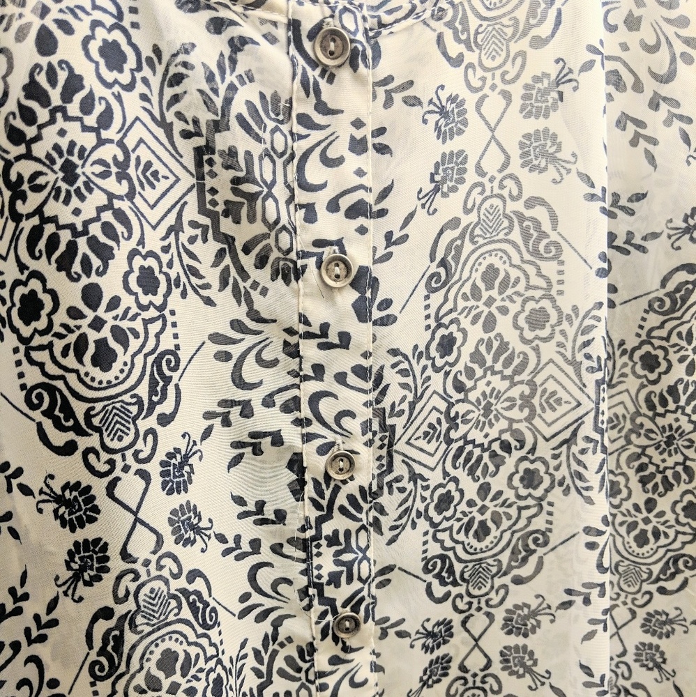 White blouse with patterns - Picture 3 of 3